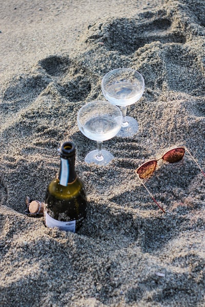 酒瓶和酒杯沙子
